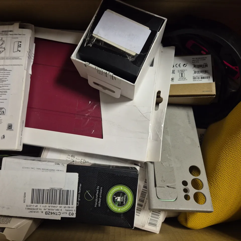 BOX OF APPROXIMATELY 15 ASSORTED ELECTRICAL AND HOUSEHOLD ITEMS TO INCLUDE PORTABLE CHARGER, SHOCK ABSORBING PADS, ETC