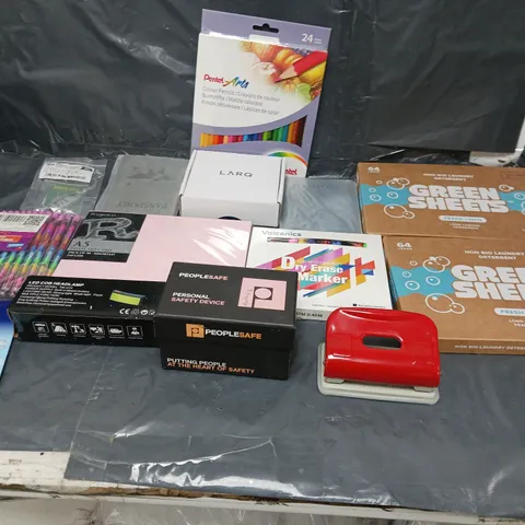 BOX OF APPROXIMATELY 8 ASSORTED ITEMS TO INCLUDE - LARQ FILTER, PASTEL ART CAR,D AND GREEN SHEETS RESH LINEN ETC. 