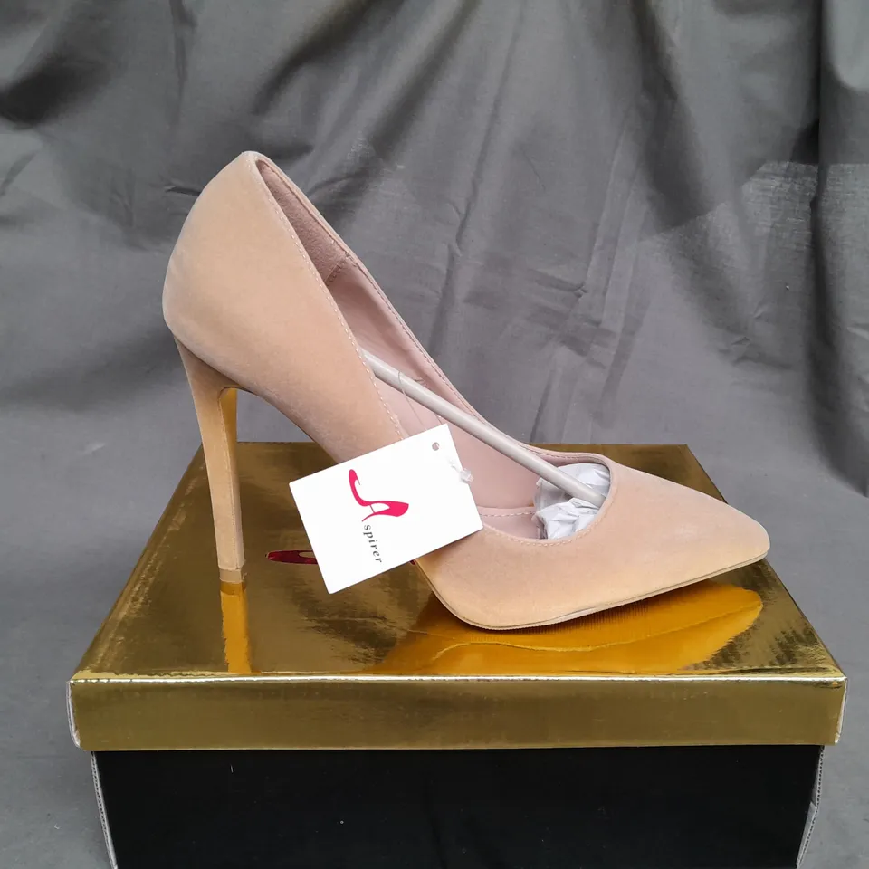 BOX OF APPROX 10 ASPIRER BEIGE HIGH HEELS IN VARIOUS SIZES