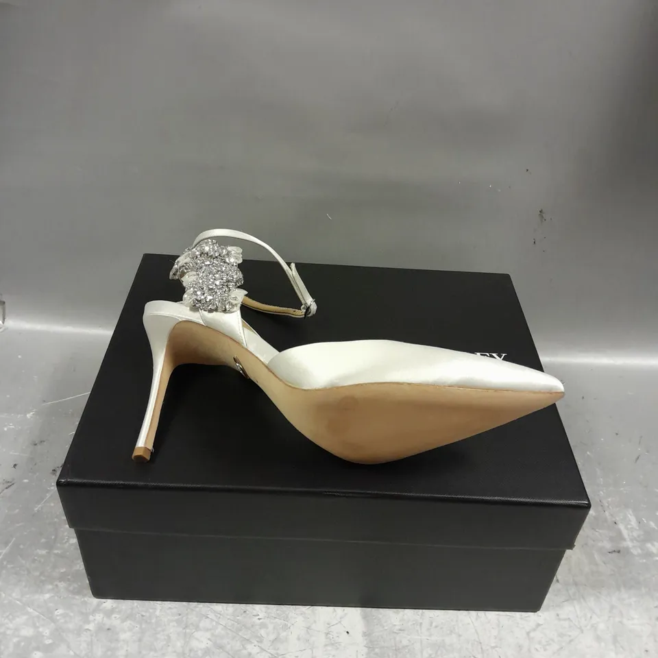 BOXED PAIR OF BADGLEY MISCHKA EMBELLISHED HEELS IN WHITE SIZE 9.5