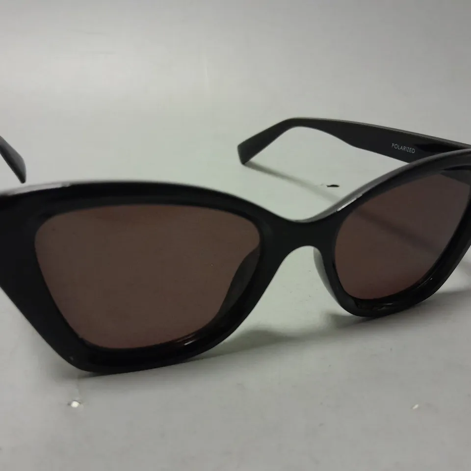 HUMMINGBIRD SUNBGLASSES IN BLACK