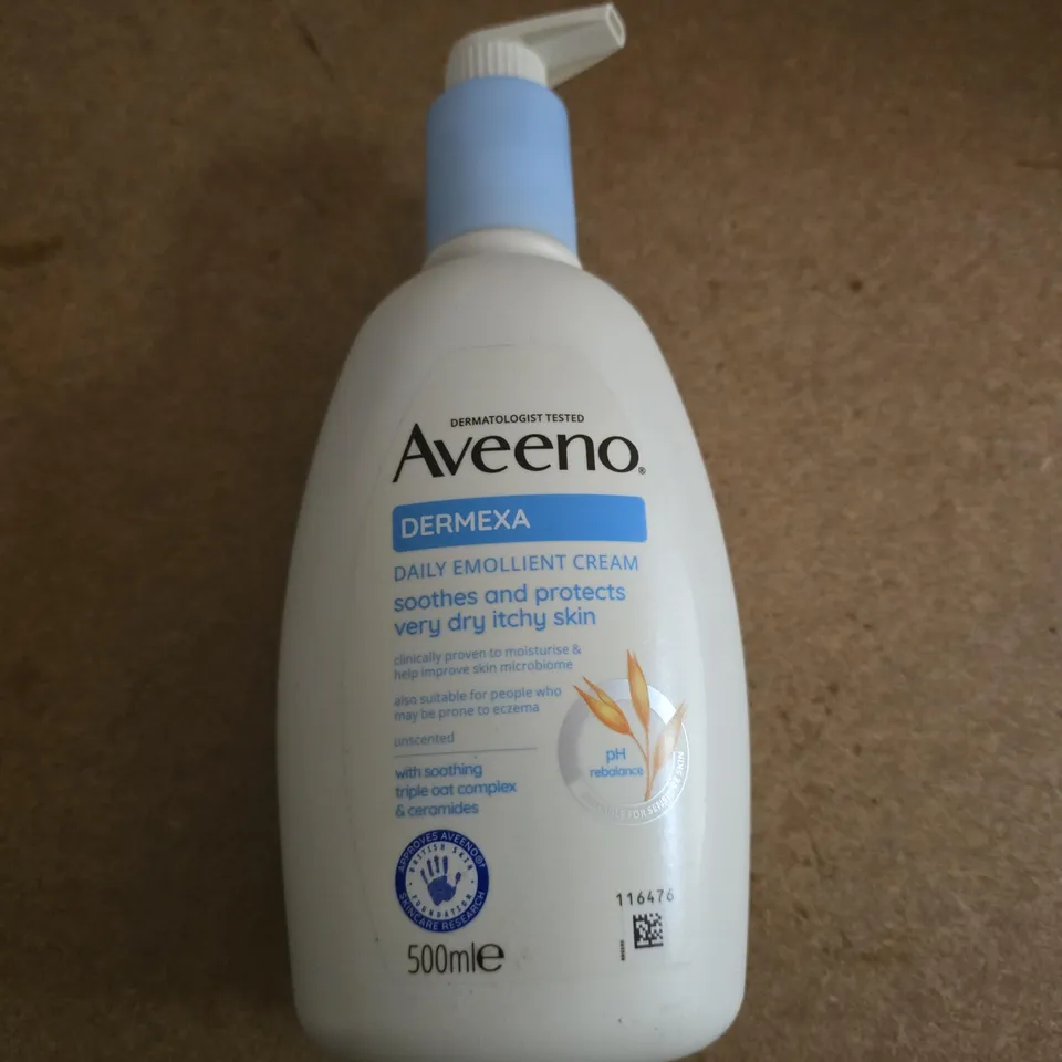 BOX OF APPROXIMATELY 10 ASSORTED BEAUTY PRODUCTS INCLUDING SHAVER, HIBIWASH AND AVEENO CREAM
