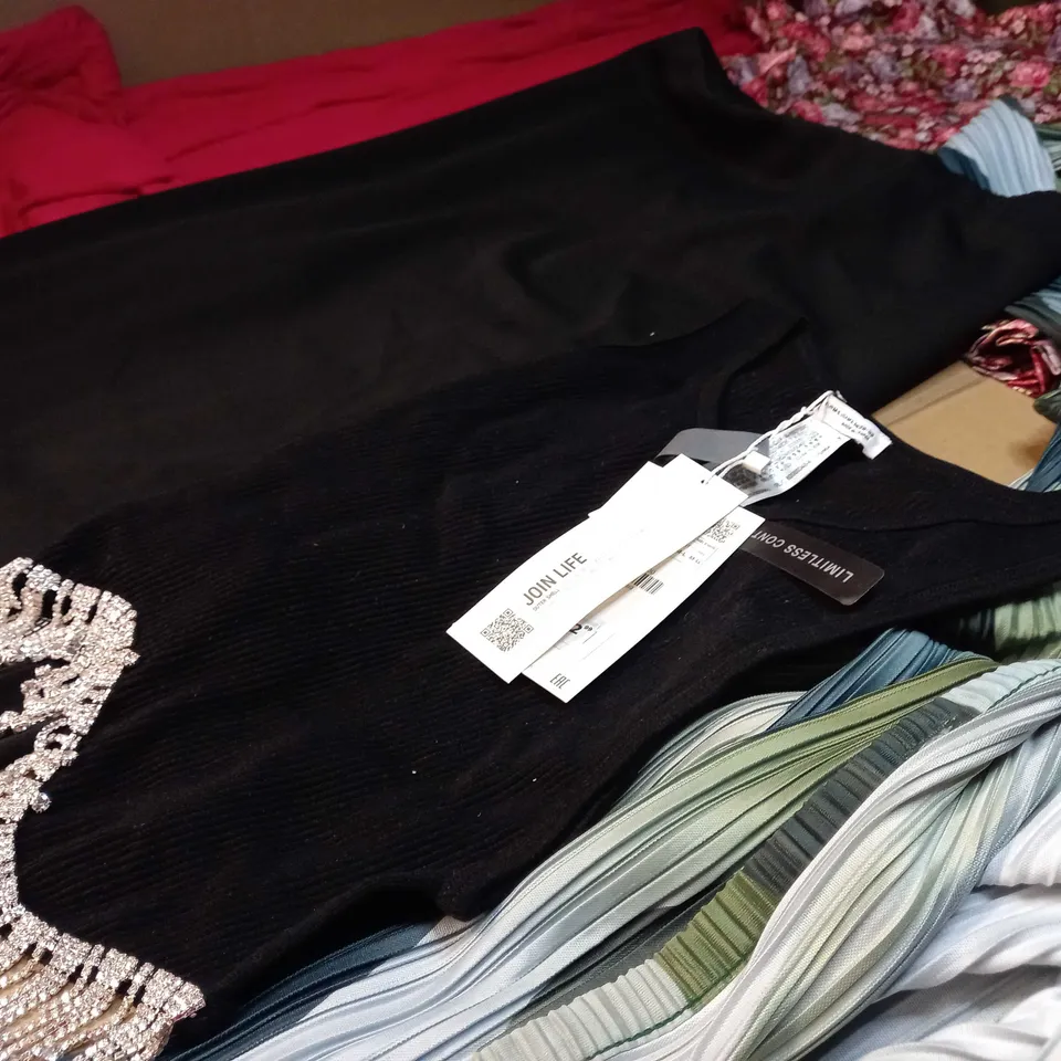 LOT OF APPROX 25 ASSORTED CLOTHING ITEMS VARYING IN SIZE/COLOUR/STYLE TO INCLUDE: TROUSERS, TOPS, DRESSES
