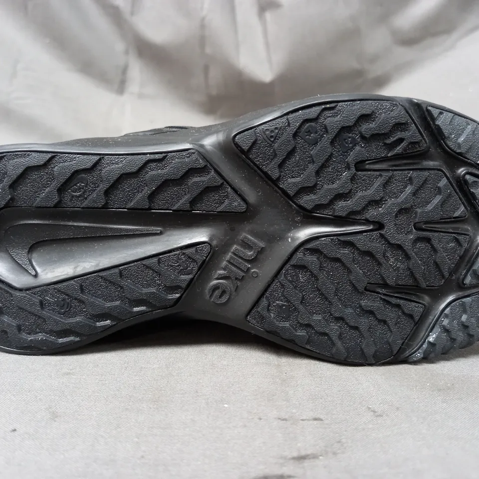 BOXED PAIR OF NIKE STAR RUNNER KIDS SHOES IN BLACK UK SIZE 13.5