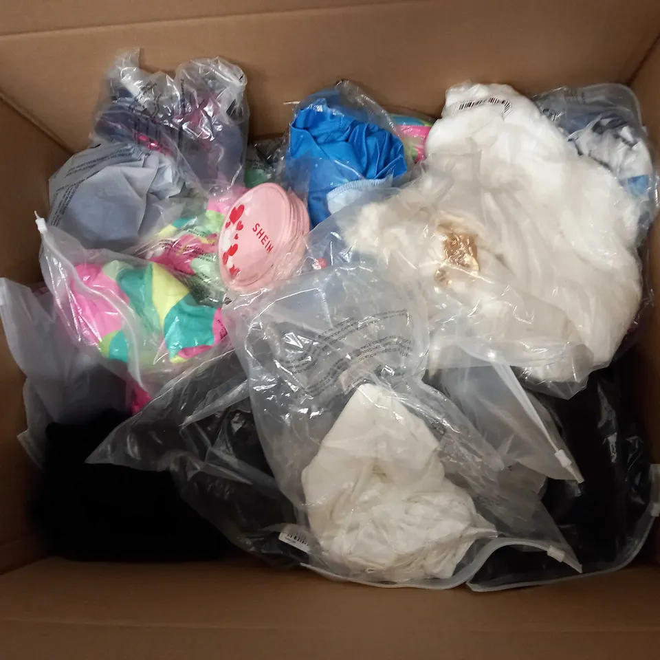 LARGE QUANTITY OF CLOTHING ITEMS TO INCLUDE DRESSES, SWEATERS, JEANS, T-SHIRTS, ETC