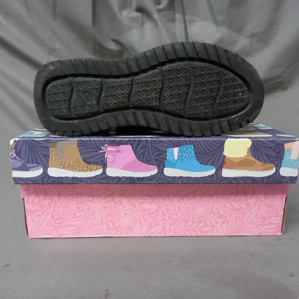 BOXED PAIR OF SKECHERS GO WALK BOOTS IN BLACK SIZE 4