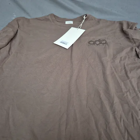 ADANOLA PERFORMANCE WASHED SHORT SLEEVE - BROWN - XL