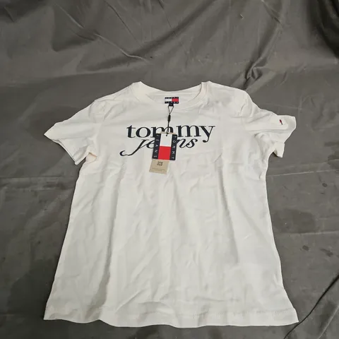 TOMMY JEANS SLIM ESSENTIAL LOGO TEE IN ANCIENT WHITE SIZE L