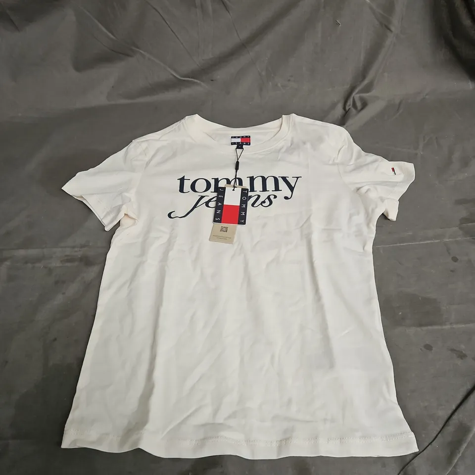 TOMMY JEANS SLIM ESSENTIAL LOGO TEE IN ANCIENT WHITE SIZE L
