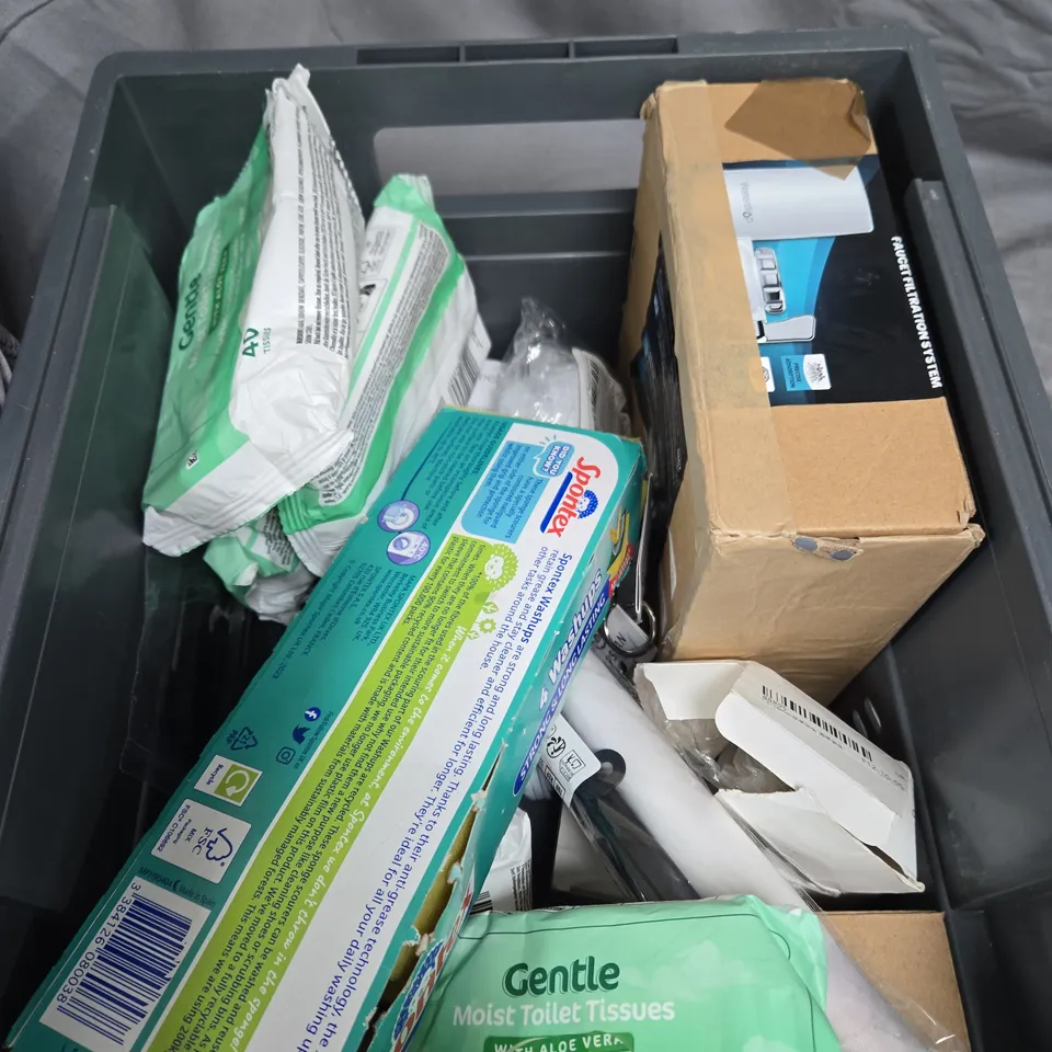 APPROXIMATELY 15 ASSORTED HOUSEHOLD ITEMS TO INCLUDE SMART NIGHT LIGHT, GENTLE TOILET WIPES AND DECORATIVE KEYRINGS