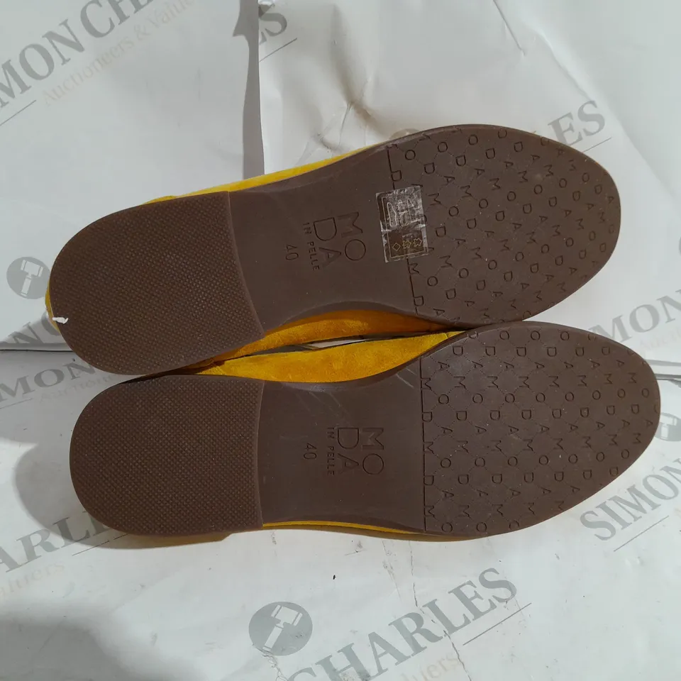 PAIR OF MODA IN PELLE ENLEENA WIDE SUEDE LOAFERS IN YELLOW SIZE 4