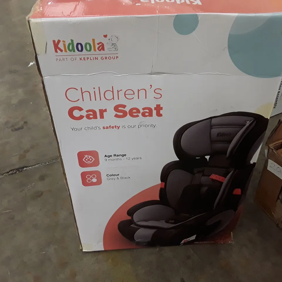 BOXED KEPLIN KIDOOLA CHILDREN'S CAR SEAT GREY AND BLACK COLOUR