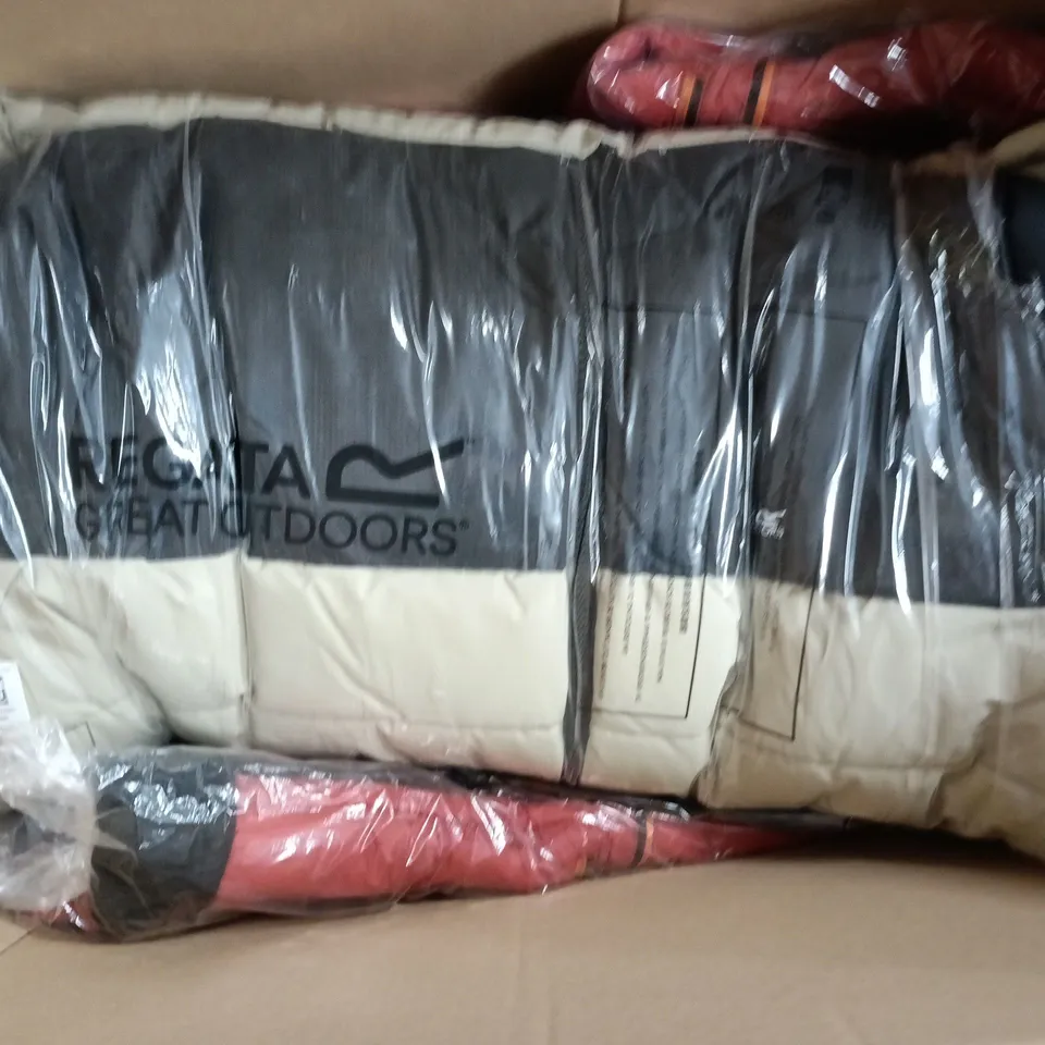 APPROXIMATELY 23 ASSORTED REGATTA/DARE2B CLOTHING ITEMS IN VARIOUS SIZES, STYLES & COLOURS TO INCLUDE SAMARIS III BOOT, ANDRESON HYBRID, BRENNON HYBRID, ETC