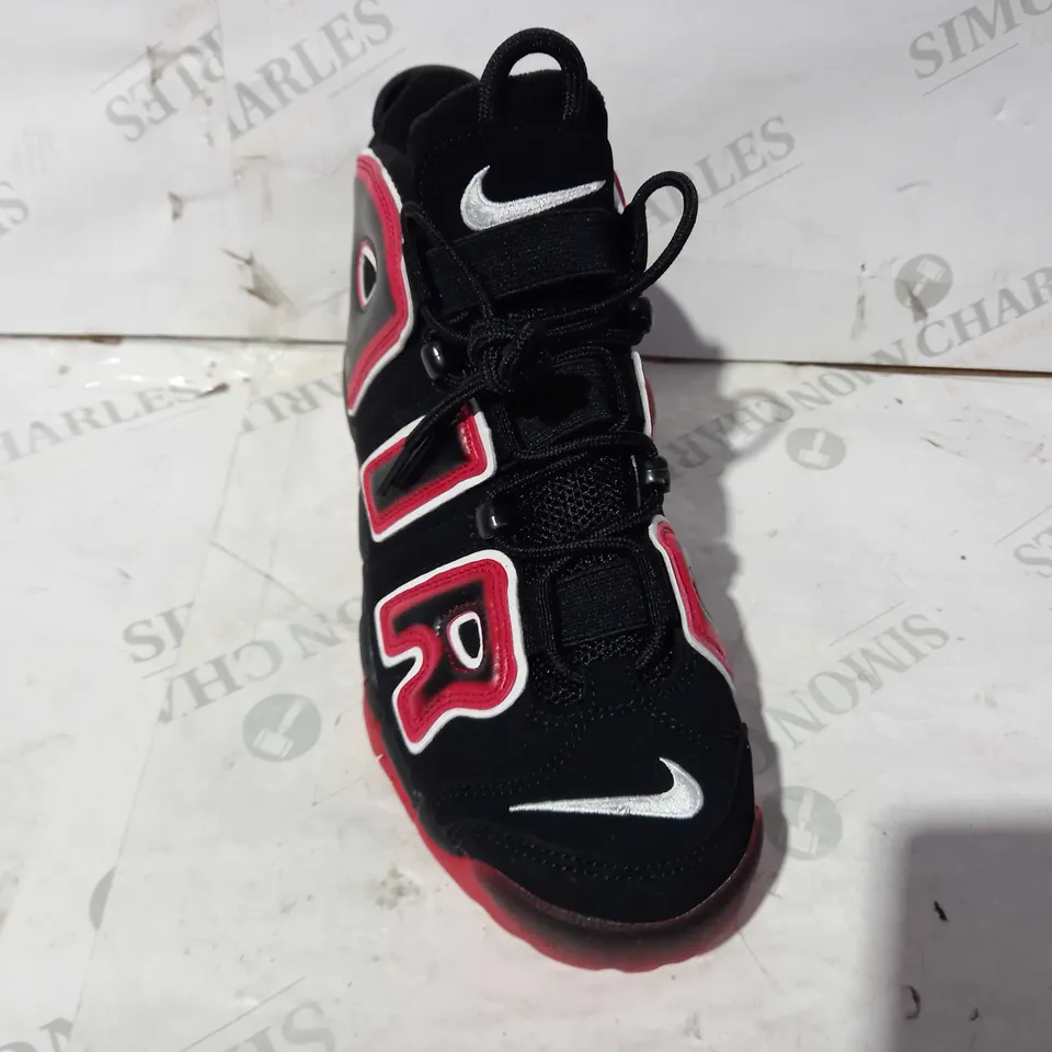 BOXED PAIR OF NIKE AIR SNEAKERS IN BLACK/RED UK SIZE 7.5
