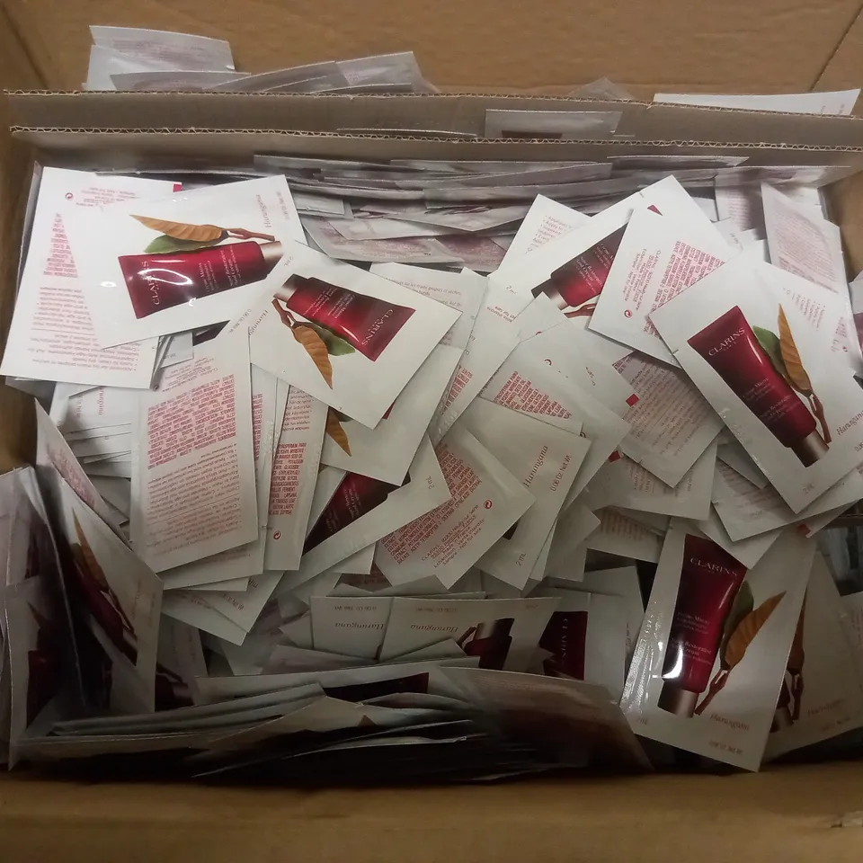 BOX OF APPROX 500 CLARINS SUPER RESTORATIVE HAND CREAM 2ML