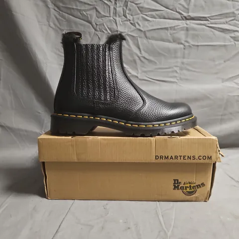 BOXED PAIR OF DR MARTENS 2976 LEONORE II BOOTS IN BLACK SIZE UK 7
