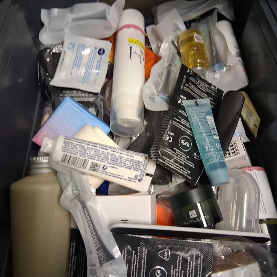 APPROXIMATELY 35 ASSORTED HEALTH AND BEAUTY PRODUCTS TO INCLUDE; D'ALBA. NIVEA, DERMALOGICA AND NXT