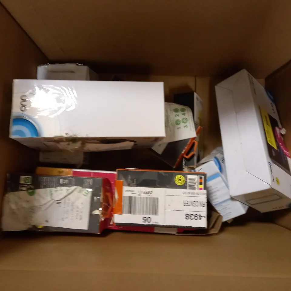 LOT OF APPROXIMATELY 12 ELECTRICAL ITEMS, TO INCLUDE RADIO, SPEAKER, CHARGER, ETC