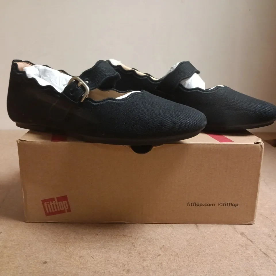 BOXED PAIR OF FITFLOP DALICATO WAVE-EDGE CANVAS MARY JANESIN BLACK SIZE UK 4.5