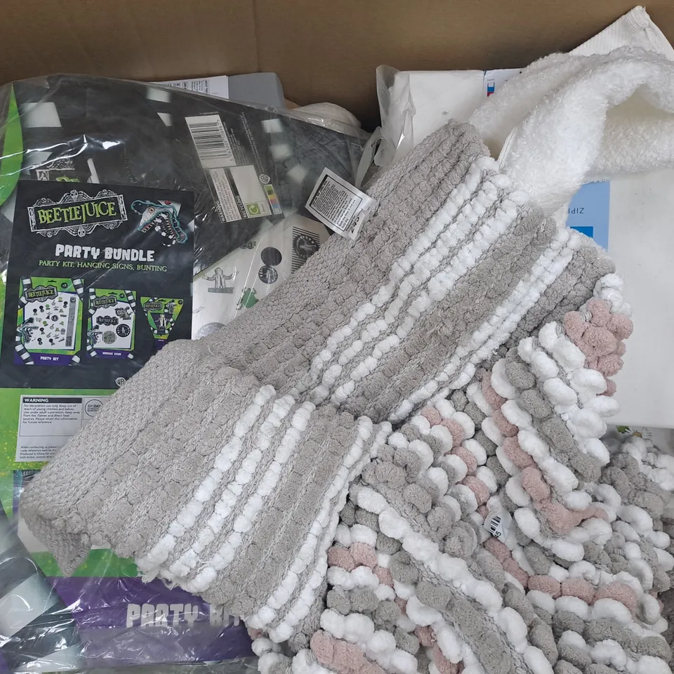 BOX OF APPROXIMATELY 10 ASSORTED BEDDING AND HOUSEHOLD ITEMS TO INCLUDE COMPLETE SINGLE SHEET SET IN GREEN/CREAM, ETC
