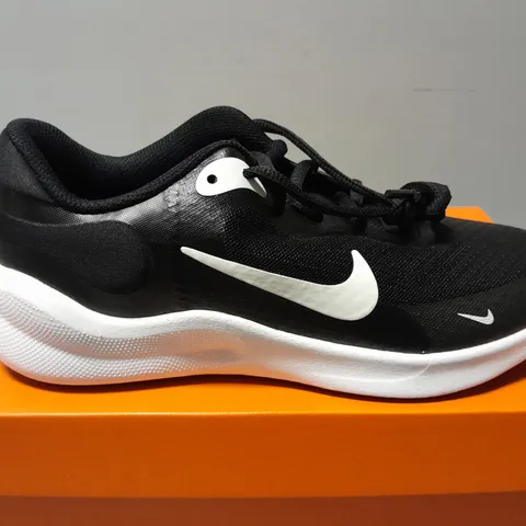 BOXED PAIR OF NIKE KIDS' REVOLUTION 7 RUNNING SHOES IN BLACK/WHITE - UK 5.5