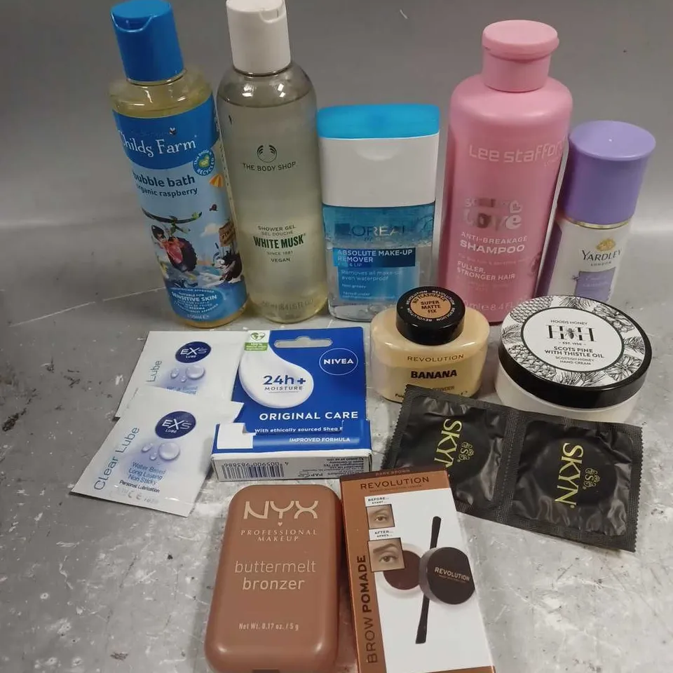 APPROXIMATELY 20 ASSORTED COSMETICS ITEMS TO INCLUDE LEE STAFFORD SHAMPOO, CHILDS FARM BUBBLE BATH, NYX BUTTERMELT BRONZER ETC 