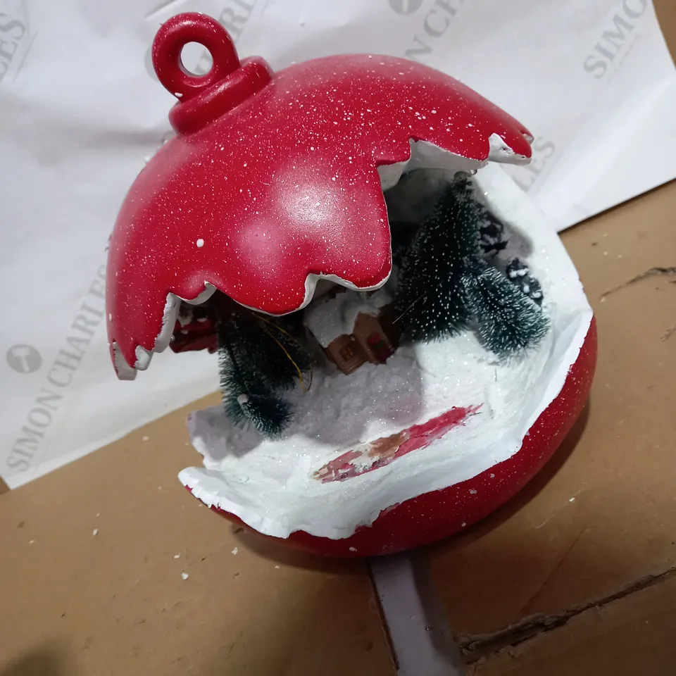 CHRISTMAS SCENE ORNAMENT - SANTA 