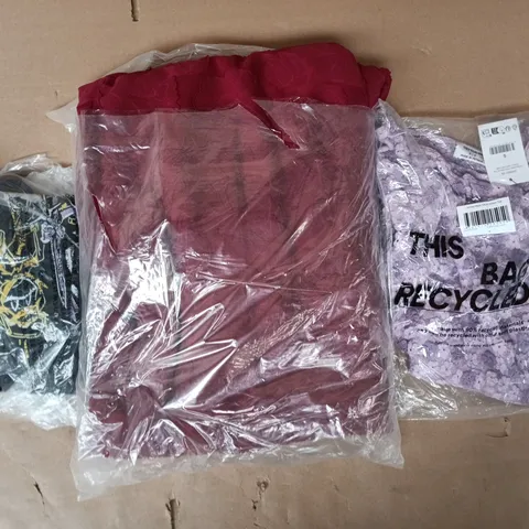 APPROXIMATELY 20 ASSORTED CLOTHING AND FASHION PRODUCTS IN VARIOUS STYLES AND SIZES - COLLECTION ONLY