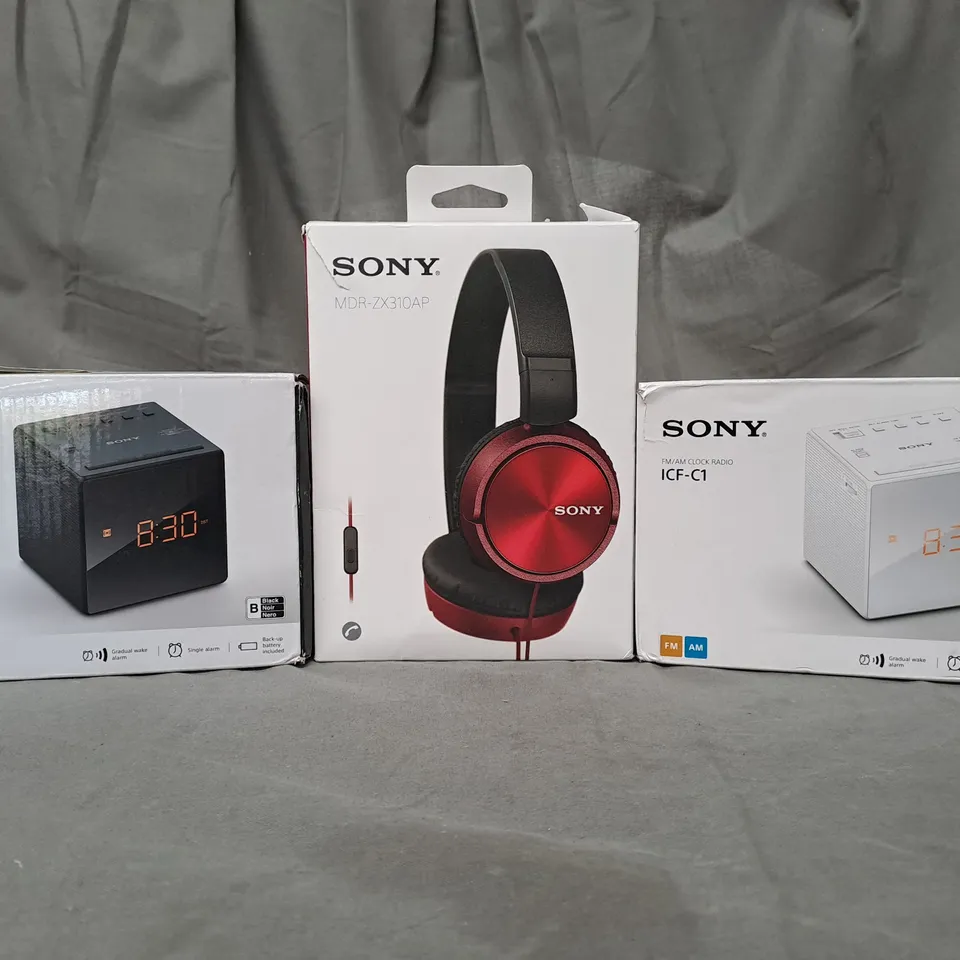 BOX OF APPROXIMATELY 20 ASSORTED ELECTRICAL ITEMS TO INCLUDE FM/AM CLOCK RADIO, ON-EAR HEADPHONES, ETC - COLLECTION ONLY