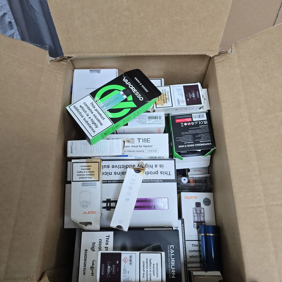 BOX OF APPROXIMATELY 30 ASSORTED E-CIGARETTES AND ACCOMPANIMENTS TO INCLUDE: ASPIRE ZELOS 3 KIT