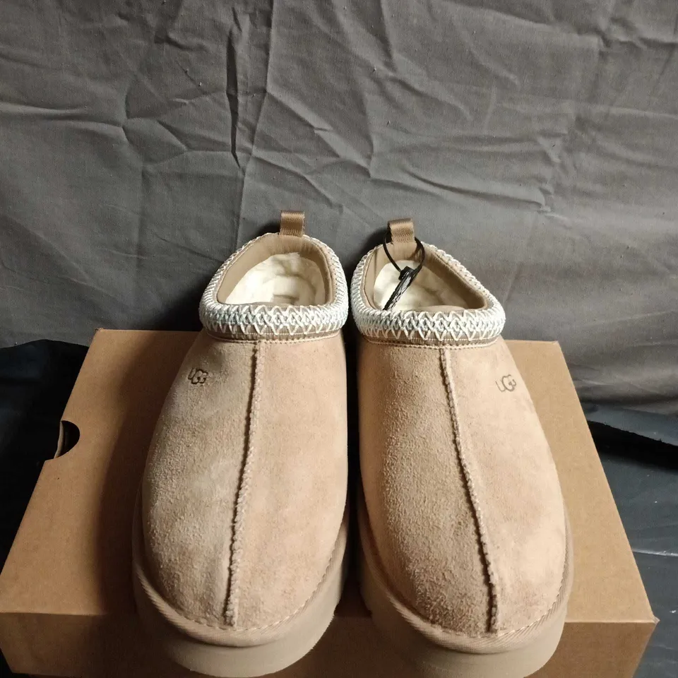 BOXED PAIR OF UGG WOMEN'S SUEDE SLIPPERS UK 5