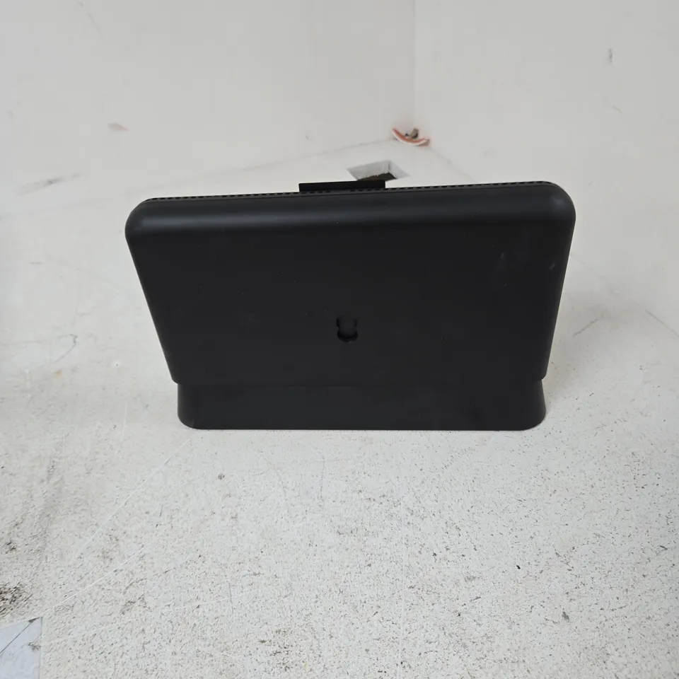 TOTE OF APPROXIMATELY 9 ASSORTED ITEMS TO INCLUDE: EE BROADBAND ROUTER