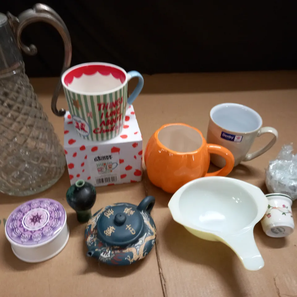 LARGE QUANTITY OF CERAMIC AND GLASS HOUSEHOLD ITEMS TO INCLUDE DECORATIVE JUS, CUPS AND LAMPS - COLLECTION ONLY
