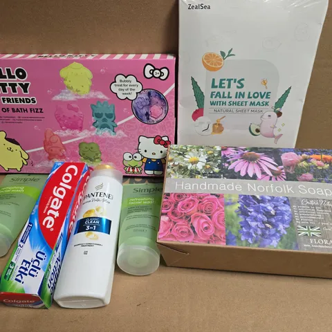APPROXIMATELY 15 ASSORTED HEALTH & BEAUTY PRODUCTS TO INCLUDE BATH BOMBS, TOOTHPASTE AND ASSORTED SOAPS