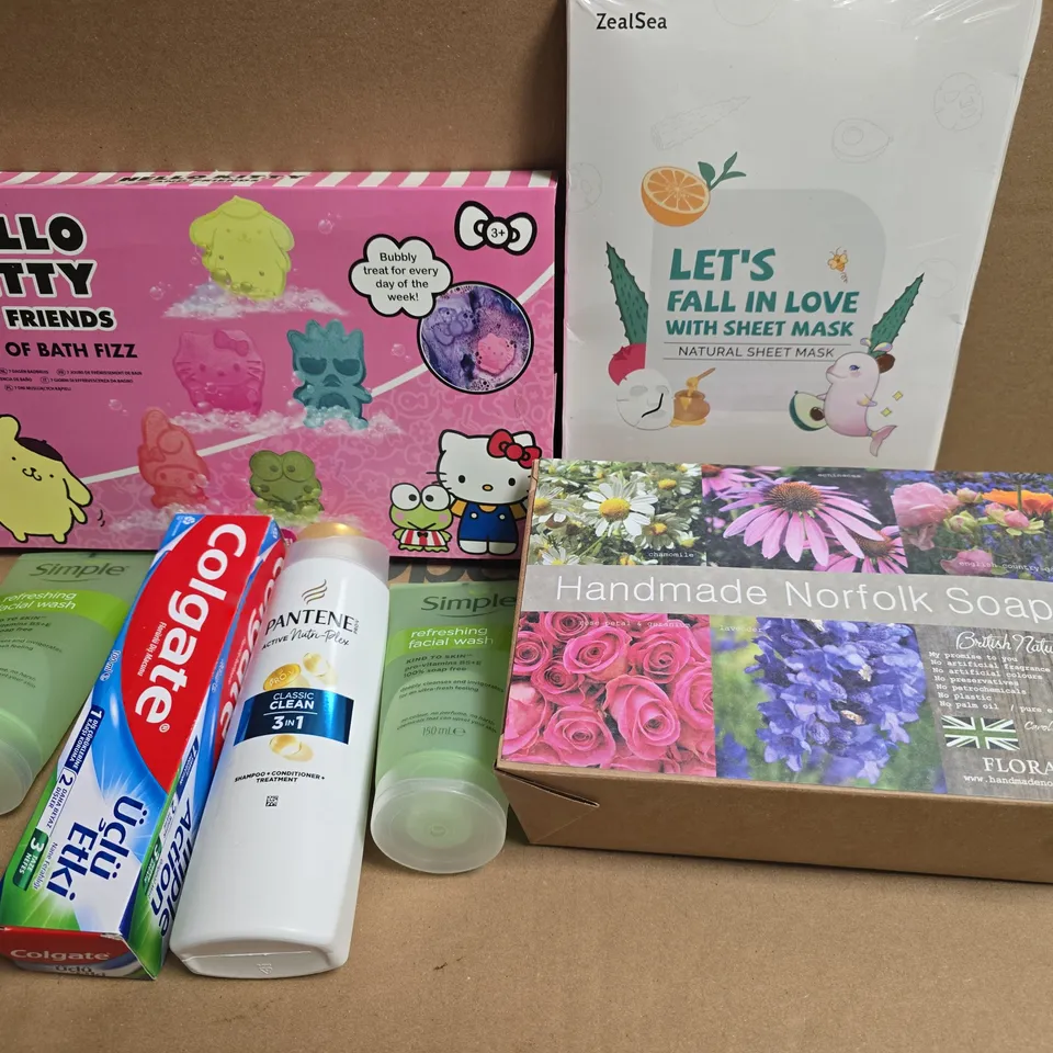 APPROXIMATELY 15 ASSORTED HEALTH & BEAUTY PRODUCTS TO INCLUDE BATH BOMBS, TOOTHPASTE AND ASSORTED SOAPS