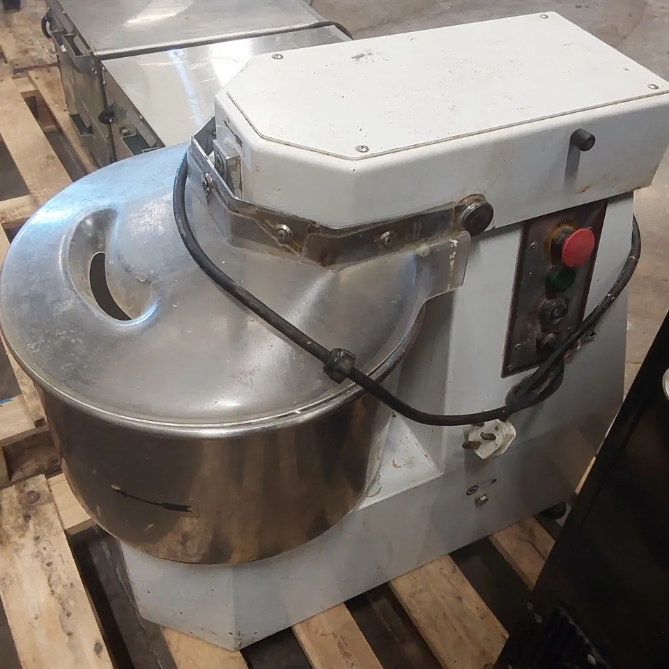 XTS INTERNATIONAL COMMERCIAL DOUGH MIXER
