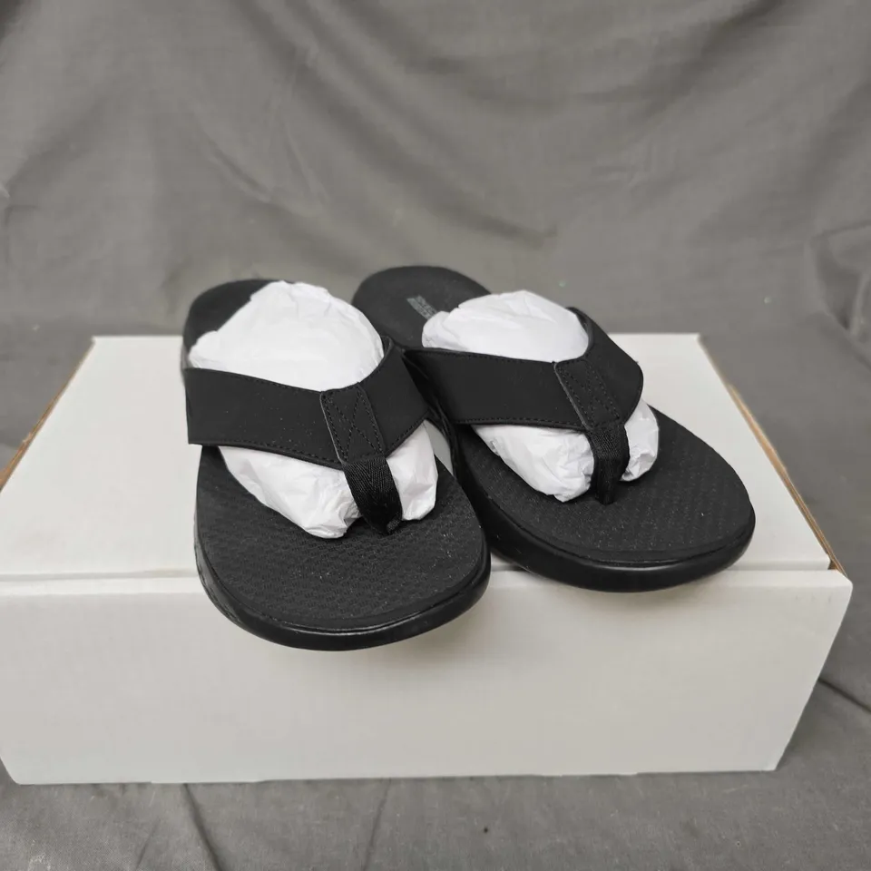 PAIR OF SKECHERS VACAY SANDALS IN BLACK - 4