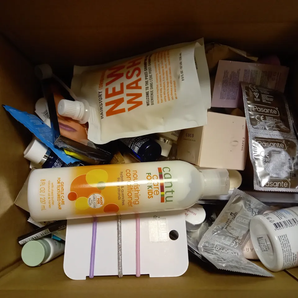 LOT OF APPROXIMATELY 20 COSMETICS ITEMS TO INCLUDE HAIRSTORY ORIGINAL NEW-WASH, KIEHLS ULTRA FACE CREAM, CANTU NOURISHING CONDITIONER, ETC