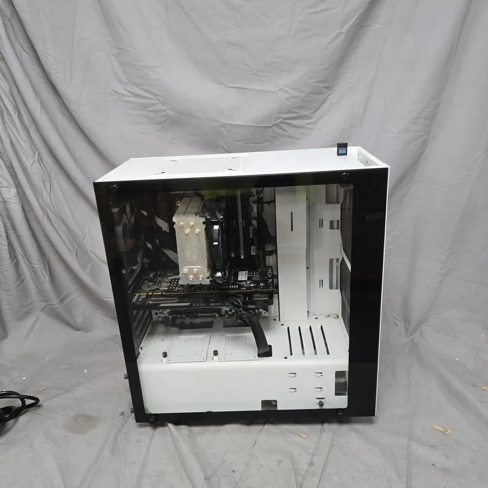 NZXT WHITE MID-TOWER PC CASE WITH GLASS SIDE PANEL