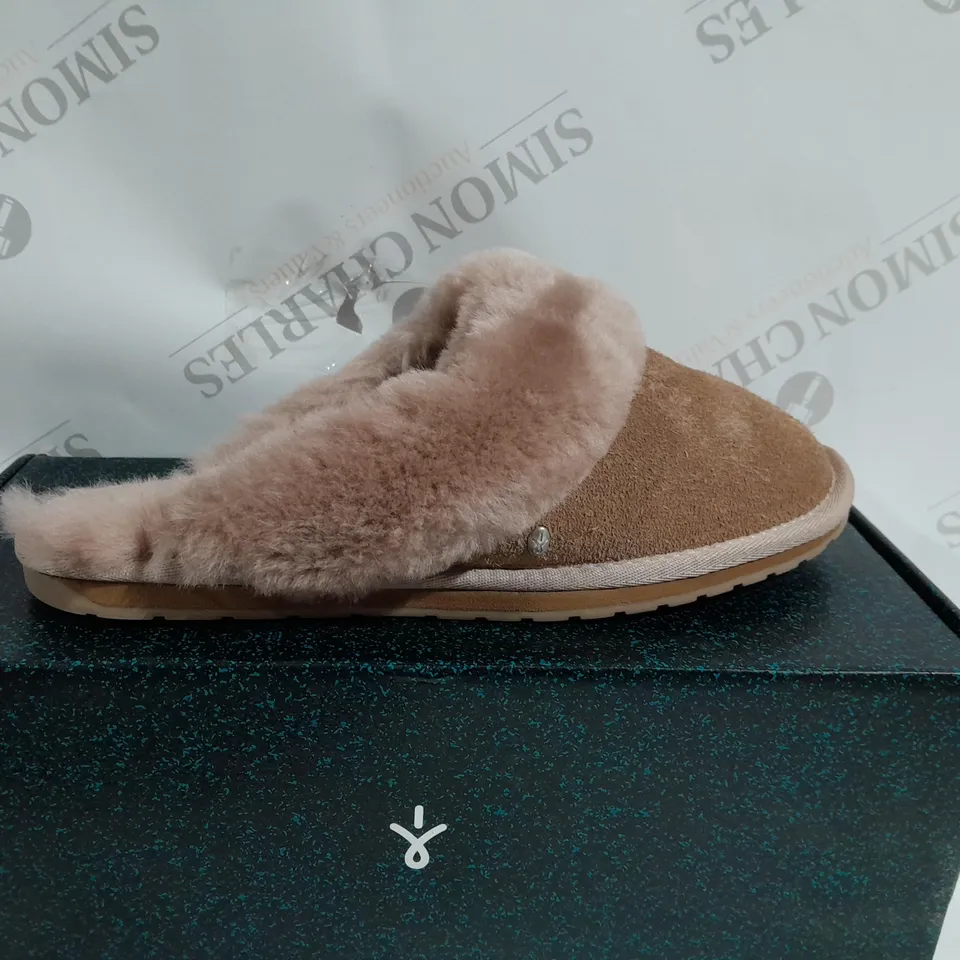 BOXED PAIR OF EMU NEST JOLIE SHEEPSKIN SLIPPERS IN CAMEL - SIZE 6