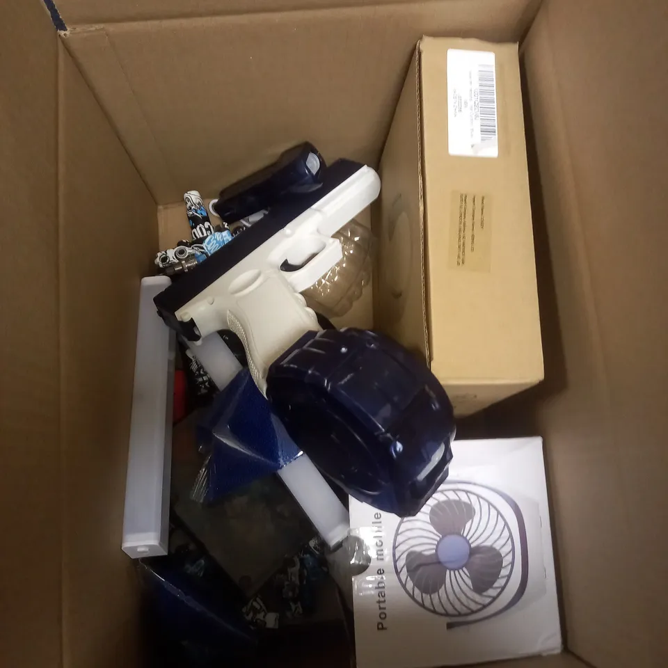 BOX OF APPROXIMATELY 5 ASSORTED ITEMS TO INCLUDE TOY GUNS, NECK FAN, PORTABLE MOBILE FAN ETC