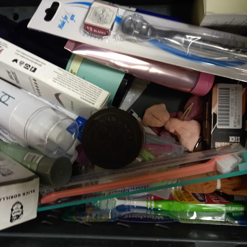 LOT OF APPROXIMATELY 20 ASSORTED HEALTH & BEAUTY ITEMS, TO INCLUDE EMBRYOLISSE, SHEA MOISTURE CONFITIONER, LIP CRAYONS, ETC