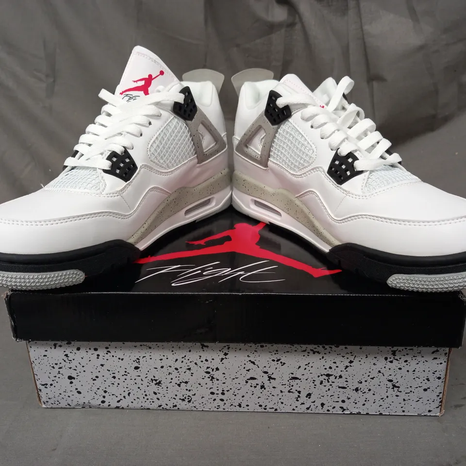 BOXED PAIR OF NIKE AIR JORDAN 4 RETRO SHOES IN WHITE/GREY UK SIZE 8.5