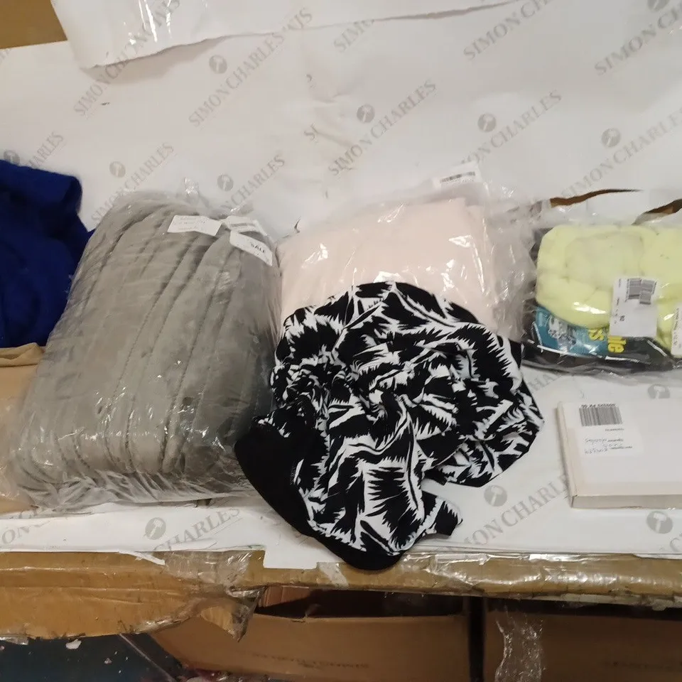 LOT OF APPROX 7 ASSORTED ITEMS TO INCLUDE CAR CLEANER, PERSONAL FAN, CLOTHES ETC