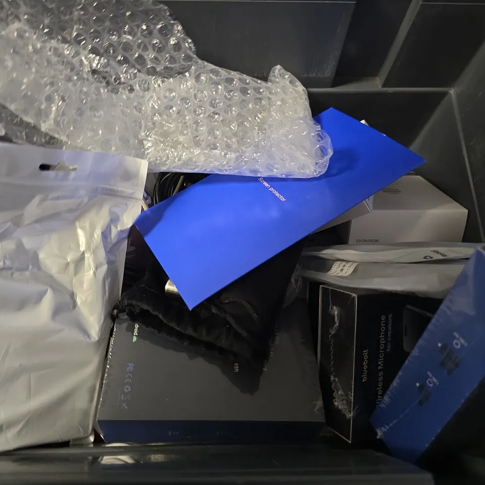 APPROXIMATELY 12 ASSORTED ITEMS TO INCLUDE - USB-C TO USB-C CABLE , WIRELESS MICROPHONE , USB TO USB-C ETC