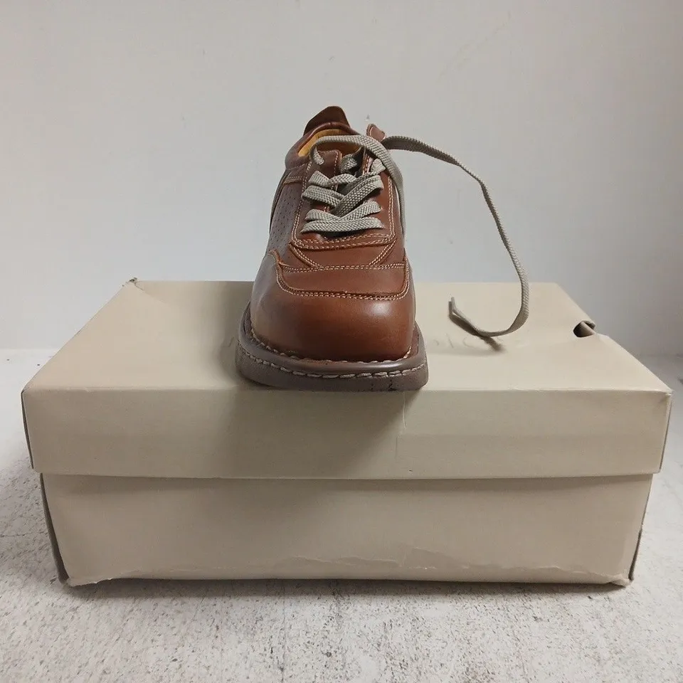 BOXED PAIR OF HUSH PUPPIES SHOES IN BROWN SIZE UK 6