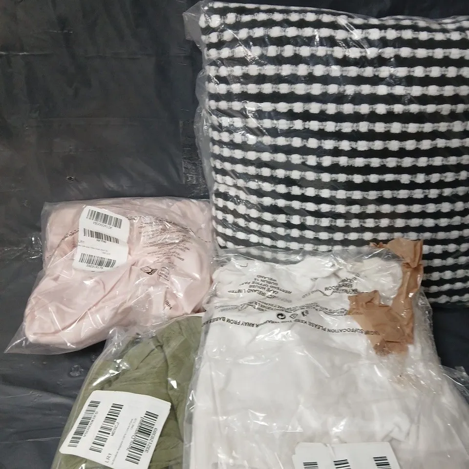 APPROXIMATELY 10 ASSORTED HOUSEHOLD ITEMS TO INCLUDE BEDDING, CUSHION AND VOILE PANELS