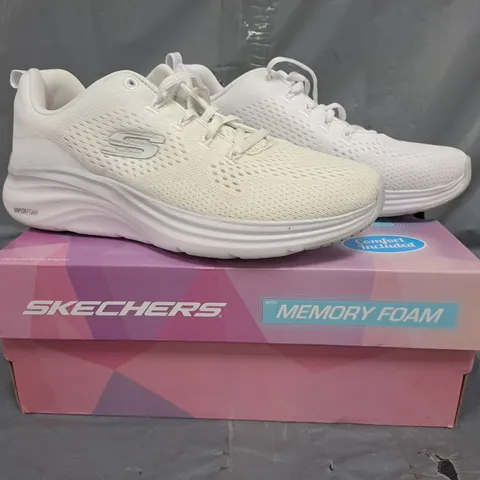BOXED PAIR OF SKECHERS SHOES IN WHITE SIZE 5