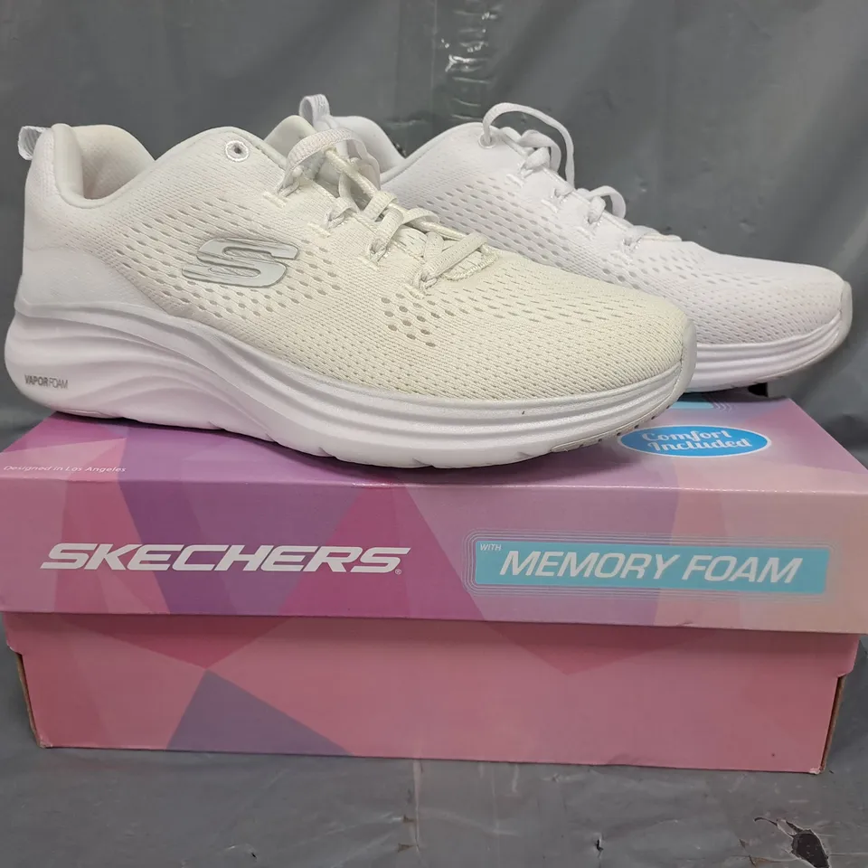 BOXED PAIR OF SKECHERS SHOES IN WHITE SIZE 5
