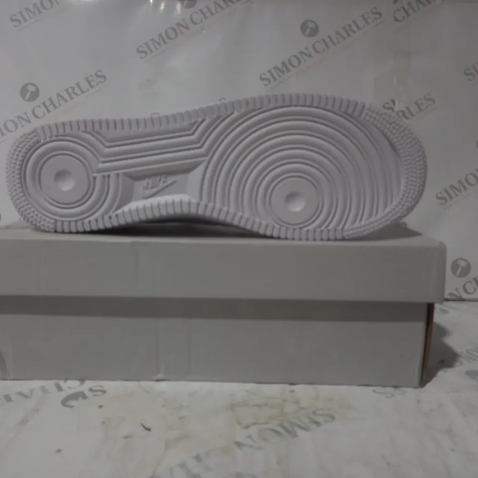 BOXED PAIR OF NIKE AIR FORCE 1 '07 SHOES IN WHITE UK SIZE 11